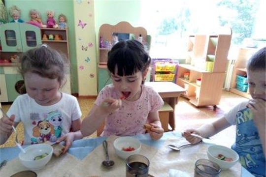 Салаты из свежих овощей в детском меню.     