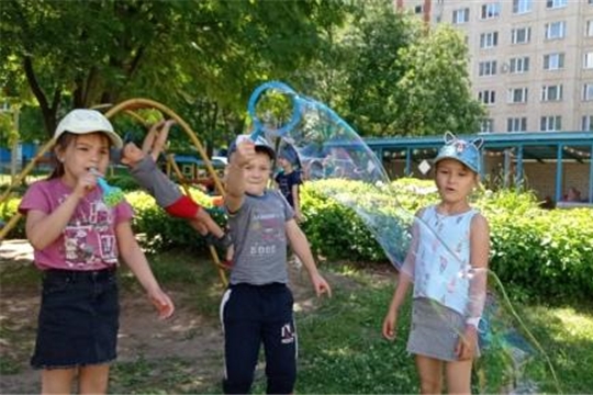 Воспитанники средней группы провели опыты с раствором мыльных пузырей