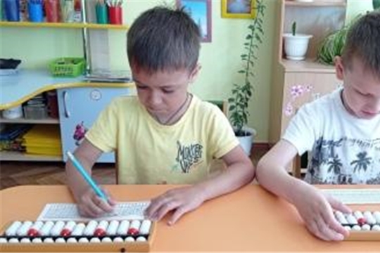 На занятиях по дополнительной услуге "Ментальная арифметика" воспитанники осваивают навыки счета с помощью абакуса
