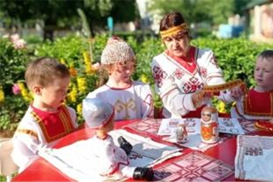 В рамках организации салона мастерских "Народные умельцы" воспитанники выполнили аппликацию "Масмак"