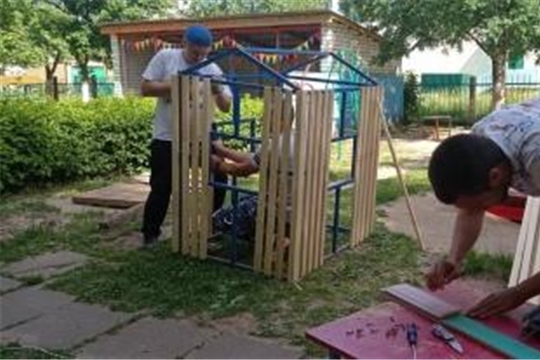 Папы воспитанников принимают активное участие в благоустройстве детских игровых площадок
