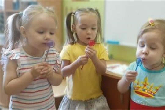 В летнее время в детском саду продолжает функционировать логопедический кружок "Приключения Веселого язычка"