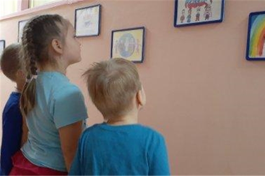 В холлах и группах детского сада организованы творческие выставки рисунков «Народов дружный хоровод».