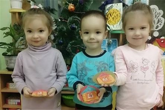 На дополнительной образовательной услуге "Тестопластика. Ловкие ладошки» воспитанники создали замечательные пряничные домики