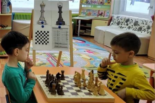 На занятиях по дополнительной образовательной услуге "Обучение игре в шахматы" дошкольники отрабатывают умения ориентироваться на шахматной доске