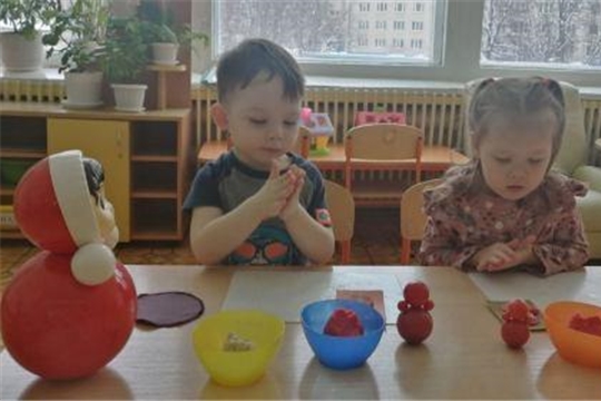 На занятиях дополнительной образовательной услуги тестопластика "Ловкие ладошки" воспитанники знакомятся с пластичными свойствами теста, учатся создавать новые образы