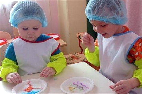 На занятии дополнительной образовательной услуги "Детское экспериментирование" воспитанники закрепили знания о свойствах воды и других жидкостей