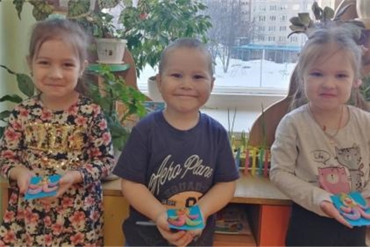 На дополнительной образовательной услуге по тестопластике "Ловкие ладошки", в преддверии дня Смеха, ребята лепили "Весёлого клоуна"