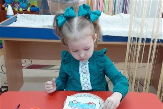 На занятиях по дополнительной образовательной услуге "Рисование песком" ребята осваивают  метод изображения цветным песком. 