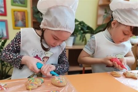 В преддверии Международного дня пряника, для воспитанников прошел мастер-класс по украшению пряников.