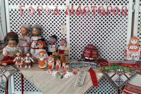 Выставка народных умельцев "Город мастеров" была организована в детском саду в рамках "Фестиваля народной культуры"