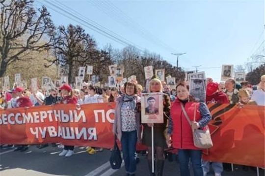 Сотрудники и семьи воспитанников - участники шествия "Бессмертный полк".