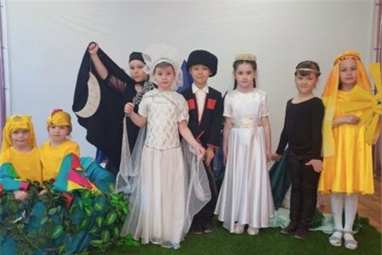 В рамках городского фестиваля "Театральная весна" в детском саду состоялась постановка дагестанской сказки "Храбрый мальчик" 
