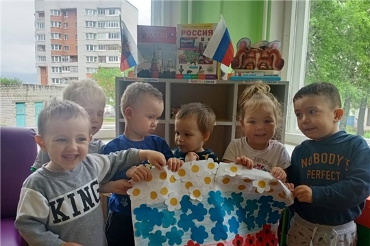 Воспитанники детского  сада принимают участие в акции "Флаги России"