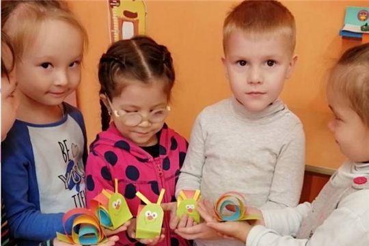 На занятии по дополнительной образовательной услуге "Рукавичка" дошколята осваивают метод объемной аппликации