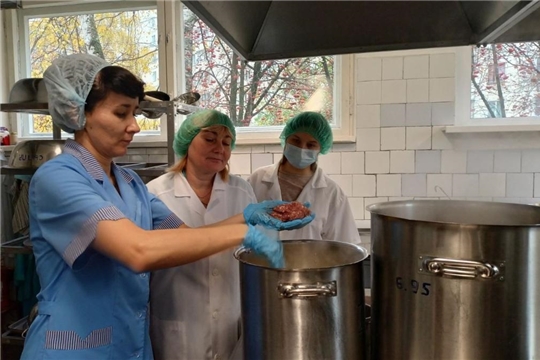 На пищеблоке прошел очередной контроль закладки продуктов