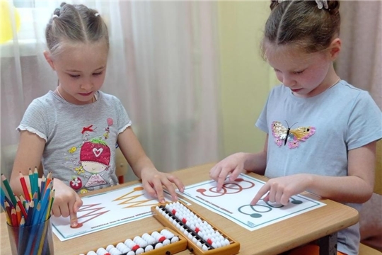 На занятиях по дополнительной образовательной услуге "Ментальной арифметике" с дошкольниками систематически используются упражнения на развитие межполушарного взаимодействия.