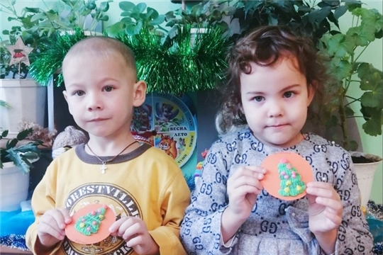 Воспитанники на отчетном занятии "Ловкие ладошки" продемонстрировали свои умения