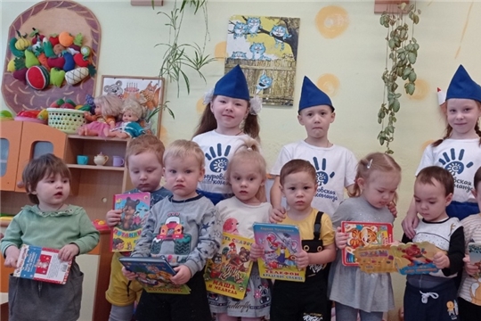 Участники "Тимуровского движения" устроили акцию "Подари книгу"
