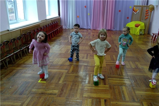 Первое занятие - "Разноцветные кубики", в рамках кружка по ДПУ «Топотушки»