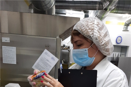 Контроль качества продуктов питания специалистом управления образования