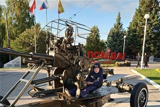 Дошкольники вместе с родителями продолжают посещать памятные места г. Чебоксары.
