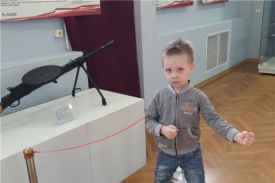 Дошкольники на выставке «Оружие Победы» в Чувашском национальном музее