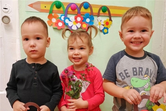 юные воспитанники спешат поздравить своих мамочек