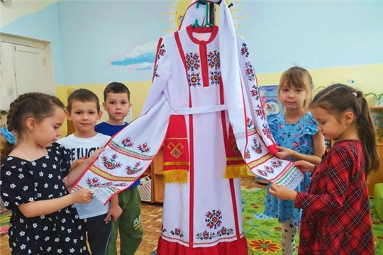 прошел познавательный час "Красота чувашского костюма" в рамках марафона "В краю ста тысяч вышивок"