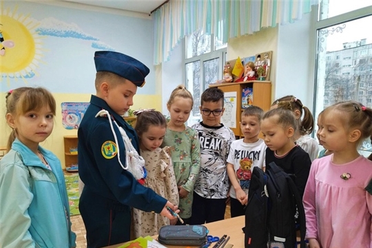 Юный кадет в гостях у ребят группы "Теремок" в рамках проекта "Преемственность: детский сад - школа"