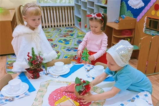 Сервировка стола с элементами новогодних украшений
