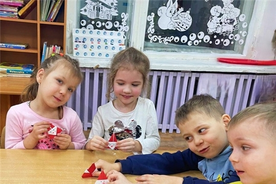 Занятия бесплатного кружка "Волшебный мир оригами"