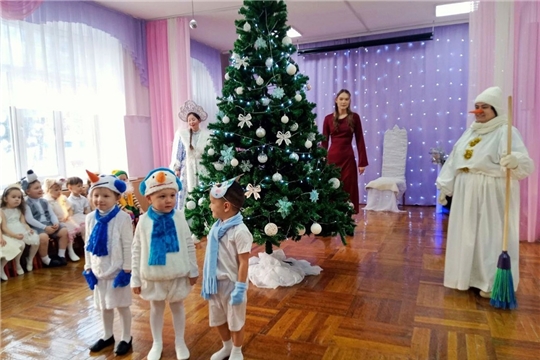 Новогодний утренник группы "Колобок" и "Капитошка"
