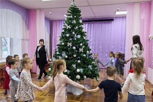 добрая традиция «Прощание с новогодней ёлочкой»
