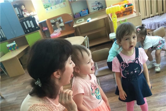 Мишка в гостях у малышей