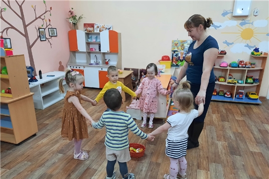 В гости к ребятам пришла кукла Полина 