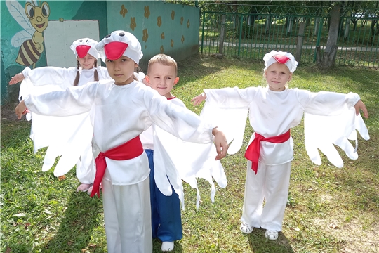 Театрализованное представление "Гуси-лебеди"