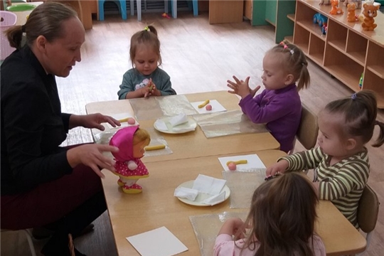 Начались занятия в кружке «Цветное тесто»