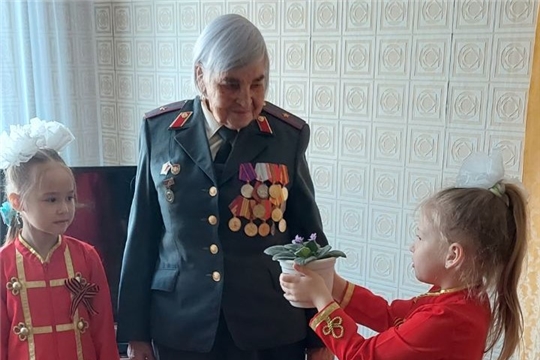 Акция "Цветок ветерану". Поздравляем Степанову Зою Леонтьевну, ветерана войны и милиции.