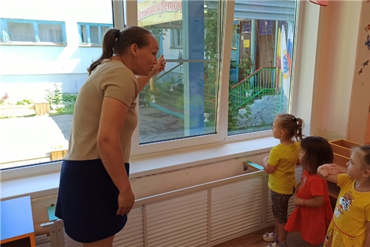 Подоконник- не место для игр!