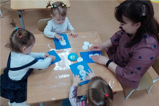 Снеговик из ватных дисков
