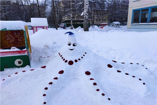 Зимние постройки на участке детского сада