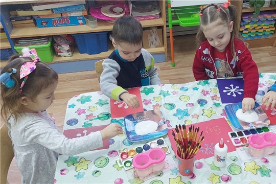 Продолжаются занятия в кружке «Цветная палитра»