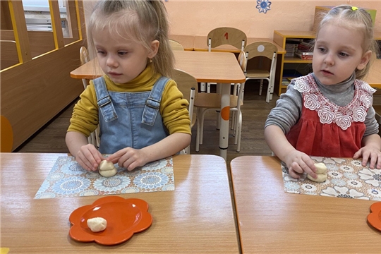 Продолжаются занятия в кружке «Цветное тесто»