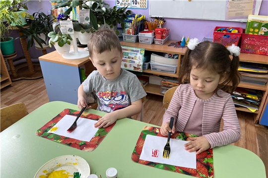Продолжаются занятия в кружке «Цветная палитра»