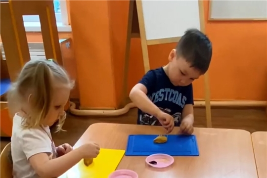 Отчетное занятие в кружке "Цветное тесто"