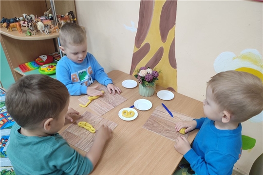 Продолжаются занятия в кружке "Цветное тесто"