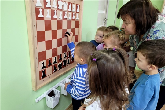 В детском саду созданы условия для игры в шашки и шахматы