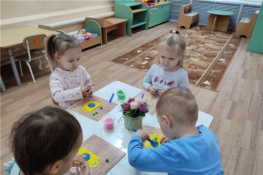 Продолжаются занятия в кружке "Цветное тесто"