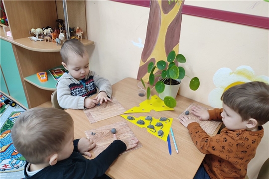 Продолжаются занятия в кружке «Цветное тесто»